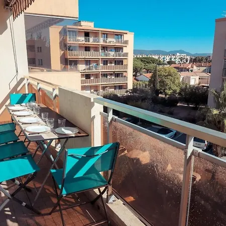 Chic Du Port Apartment